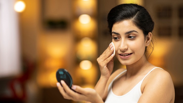 Beauty Tips : चाळीशी नंतरही तरुण दिसण्यासाठी फॉलो करा काही खास टिप्स Portrait Of A Young Woman With A Beautiful Smile Stock Photo