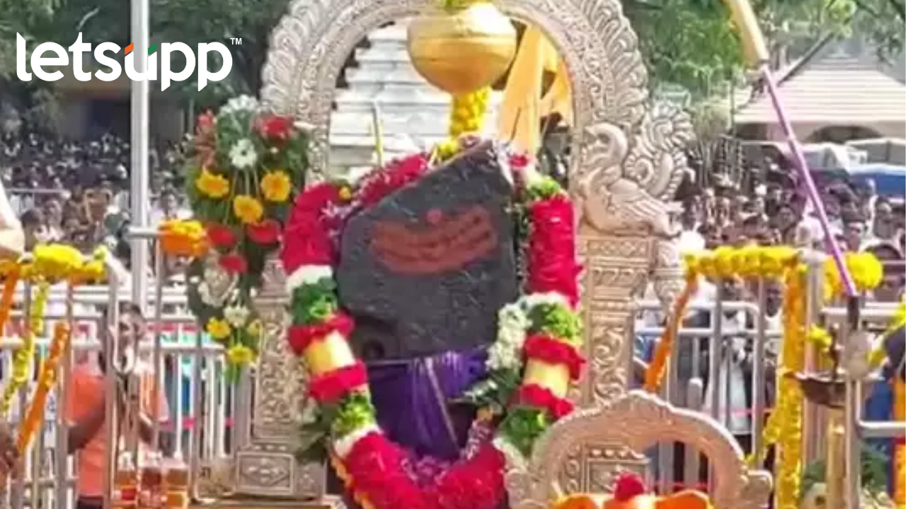 Shani Shingnapur : शनिचरणी भक्ताकडून तब्बल एक कोटींचा कलश अर्पण Untitled Design (12)