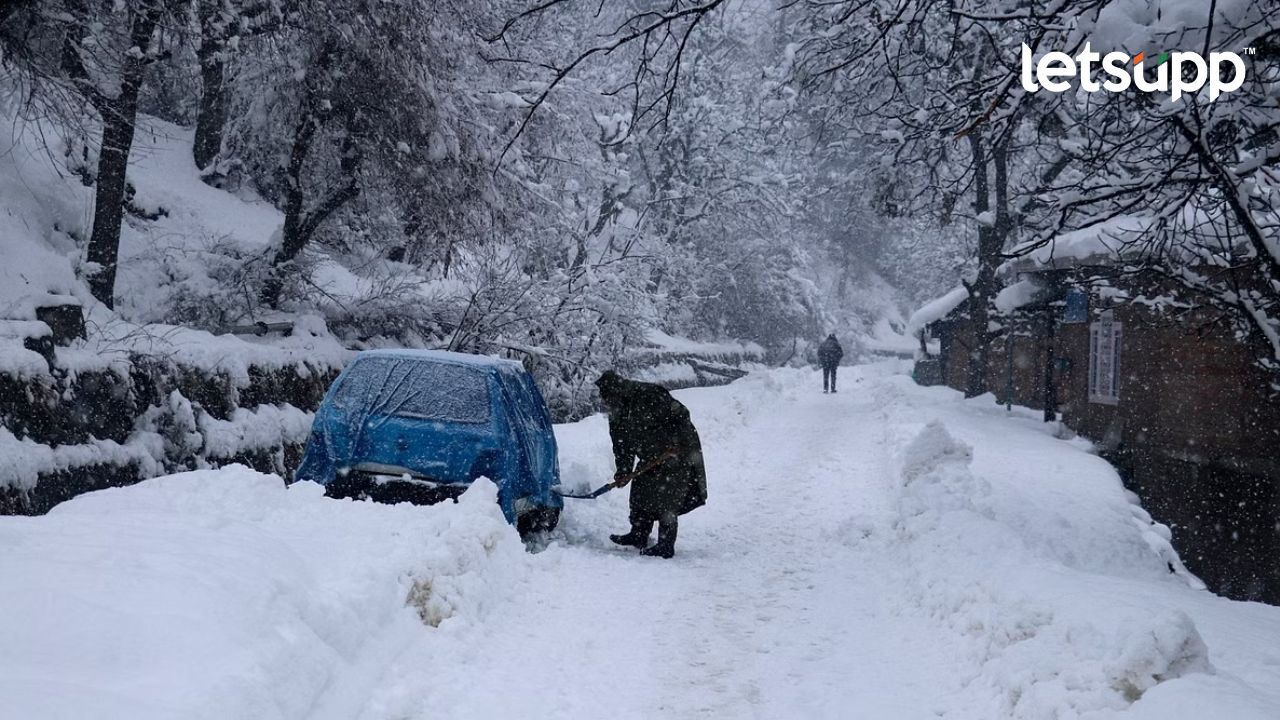 Jammu Kashmir : जोरदार बर्फवृष्टीमुळं जनजीवन विस्कळीत; रस्त्यांसह विमान, रेल्वे बंद Snow