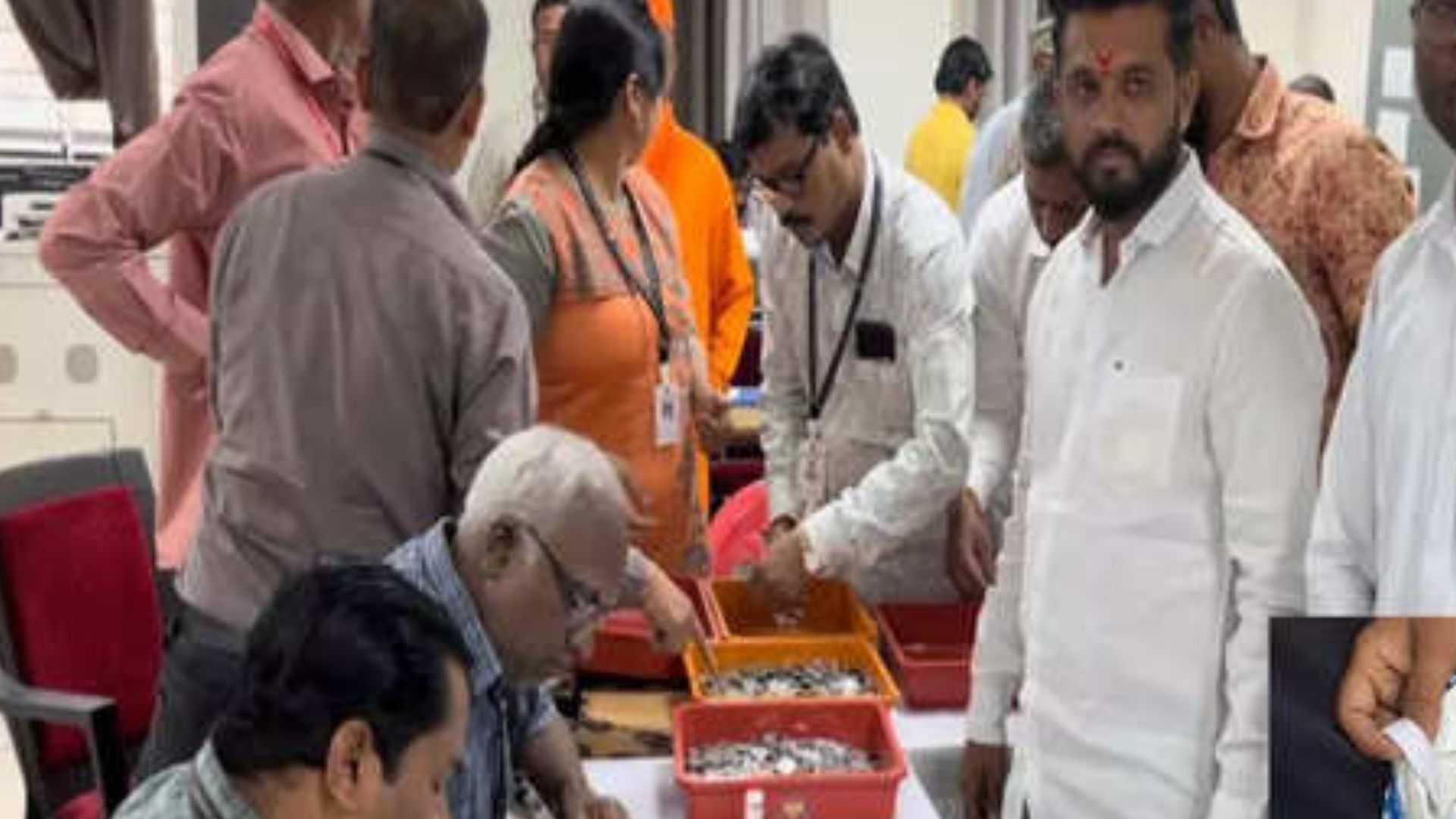 Chinchwad Bypoll : राजू काळेंचा “गल्लीत गोंधळ दिल्लीत मुजरा”… उमेदवारी अर्ज भरण्यासाठी आणली १० हजारांची नाणी Raju Kale Nomination