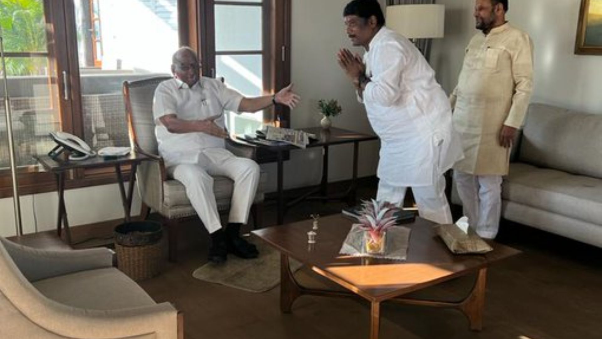 इथून पुढे विचारू नका Who Is Dhangekar?; हाती ‘धनुष्य’ घेण्यापूर्वीच पवारांच्या नेत्यानं पेटवली वात Sharad Pawar Ravindra Dhangekar