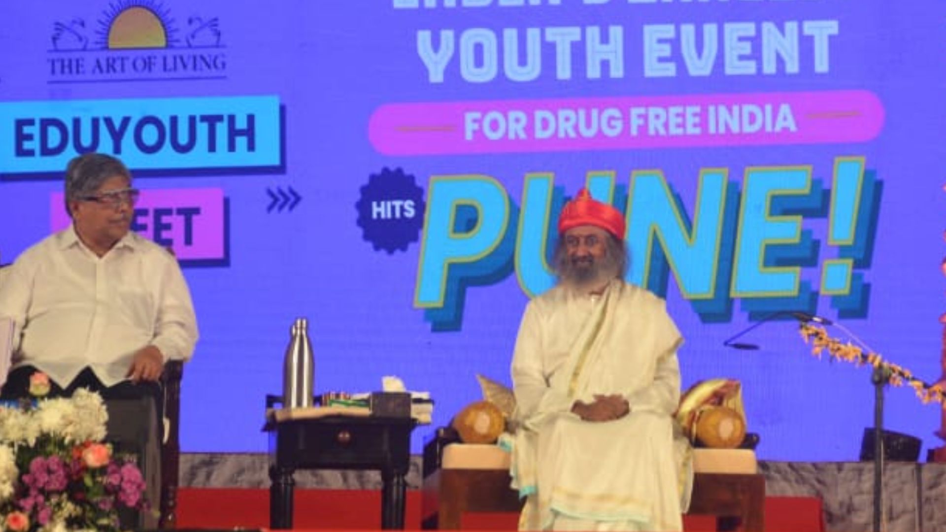 Shri Shri Ravishankar करणार नाही आणि करु देणारही नाही, तब्बल ‘इतक्या’ विद्यार्थ्यांनी घेतली व्यसनमुक्तीची शपथ Shri Shri Ravishankar