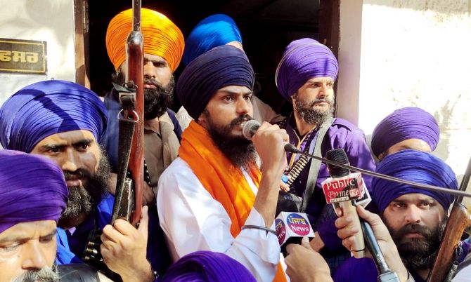 खालसा घोषणा देणारा आणि डोळ्यात सारखा राग असणारा, Amritpal Singh कोण आहे हा? जाणून घ्या… 14amritpal Singh