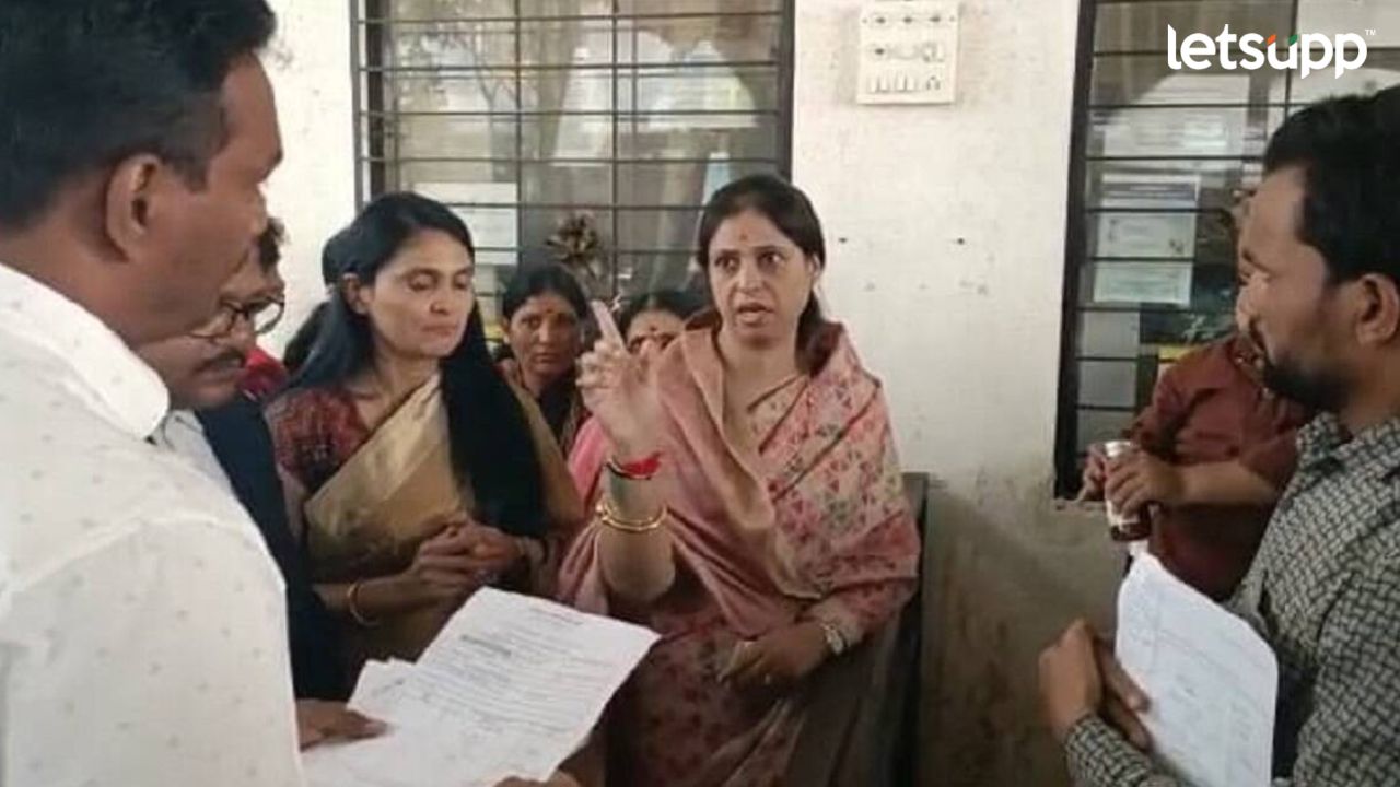 अश्विनी जगताप पोहोचल्या शासकीय रुग्णालयात, अधिकाऱ्यांना झाप झाप झापलं Untitled Design (78)