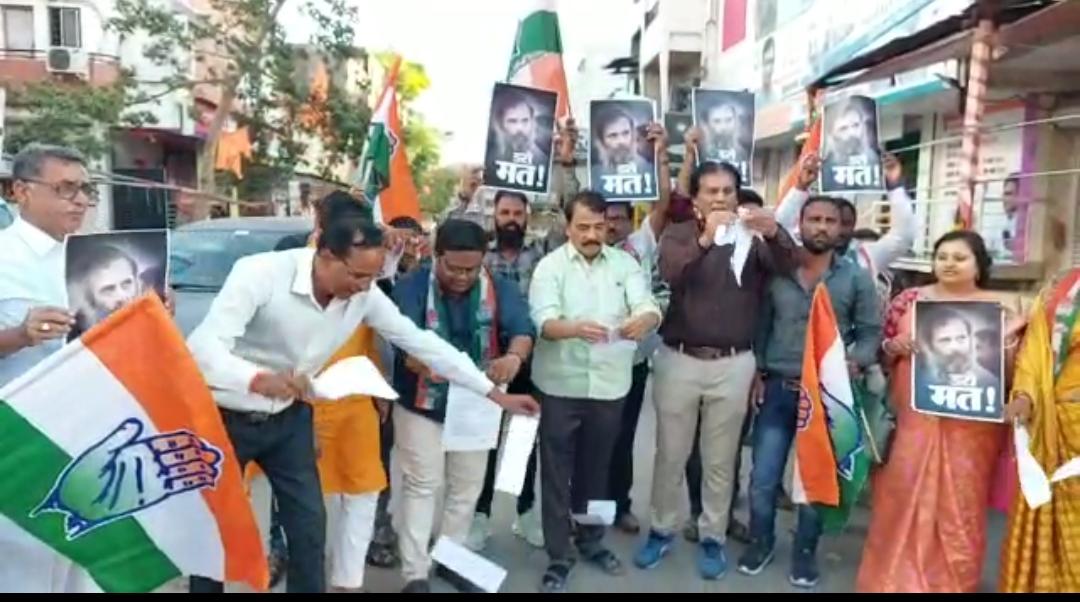 राहुल गांधींची खासदारकी रद्द करणाऱ्या आदेशाच्या प्रती फाडत शहर काँग्रेसने पायदळी तुडविल्या WhatsApp Image 2023 03 24 At 8.53.40 PM