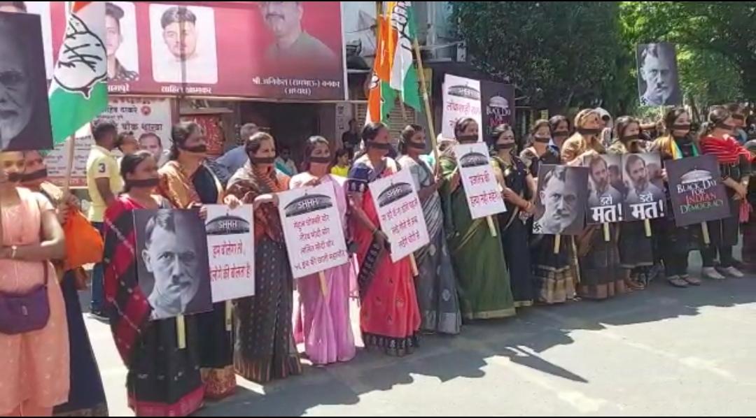राहुल गांधी यांची खासदारकी रद्द केल्या विरोधात पुणे महिला काँग्रेसचे मूक आंदोलन WhatsApp Image 2023 03 26 At 12.42.11 PM