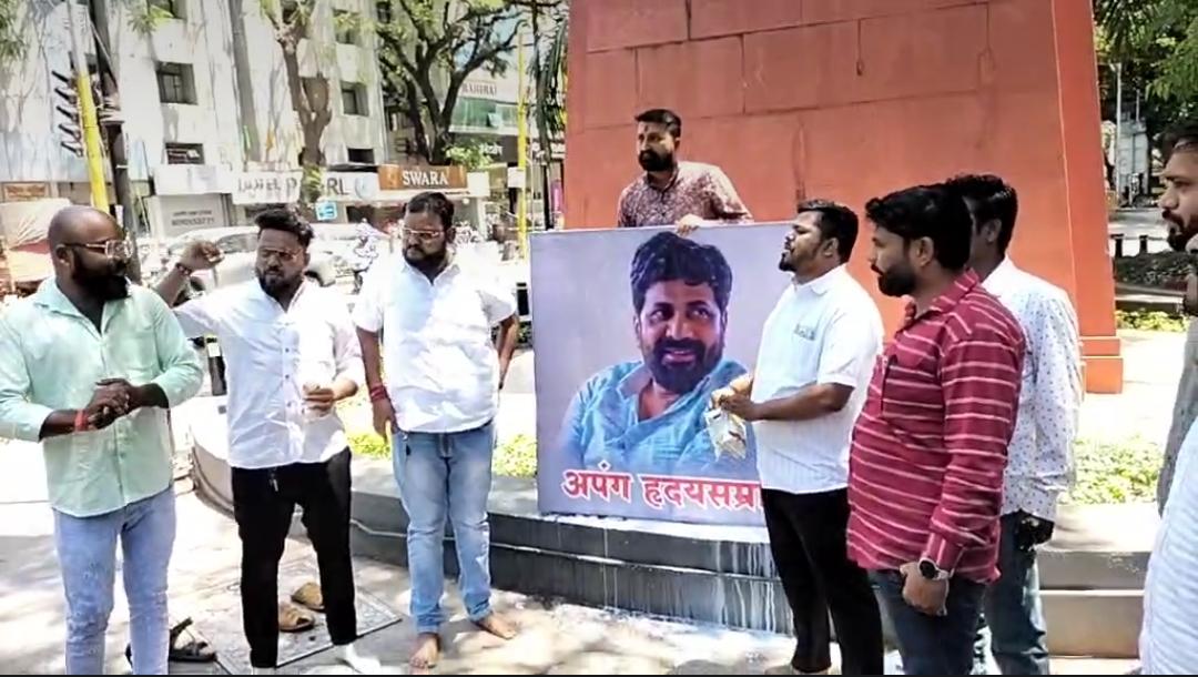 पुण्यात बच्चू कडू यांच्या प्रतिमेला दुग्धाभिषेक, नेमकं काय आहे प्रकरण? WhatsApp Image 2023 03 26 At 2.54.12 PM