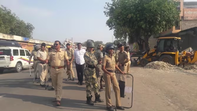 छत्रपती संभाजीनगरच्या ओहर गावात पुन्हा राडा; तुफान दगडफेकीनंतर परिस्थिती नियंत्रणात WhatsApp Image 2023 03 31 At 11.37.02 AM
