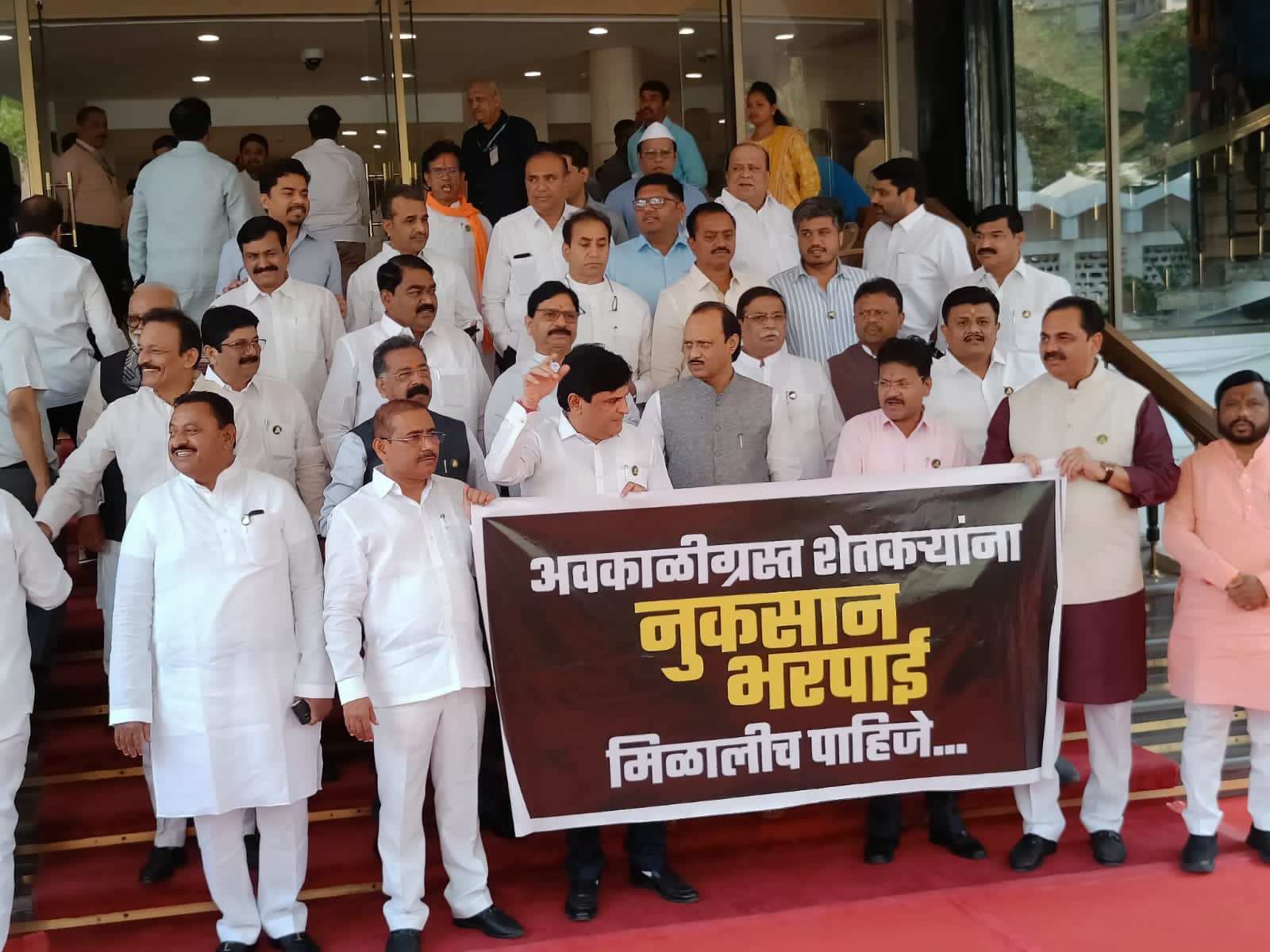 स्थगिती सरकारचा धिक्कार असो, नुकसानभरपाई जाहीर करा; अजित पवार, अंबादास दानवेंचा हल्लाबोल Aandolan
