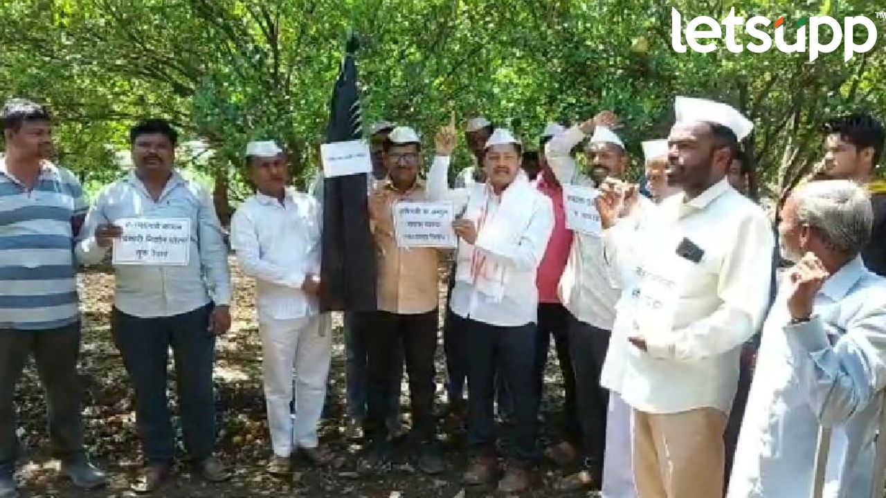 काळी गुढी उभारून शेतकऱ्यांनी केला कृषिमंत्र्यांच्या ‘त्या’ वक्तव्याचा निषेध Ayant Dharmadhikari (2)