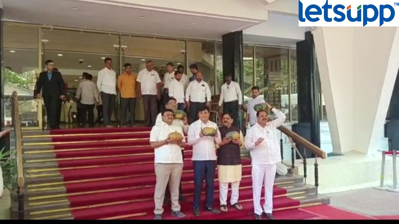 आमदारांच्या डोक्यावर भोपळे; सरकारी बजेटविरोधात महाविकास आघाडीचे अनोखे आंदोलन Bhopla