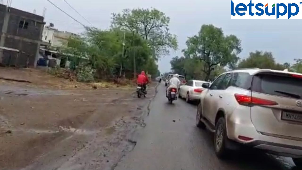 नगरच्या खराब रस्त्यांचा अजितदादांच्या ताफ्याला फटका; खड्डे चुकवत गाठली पाथर्डी Road 2