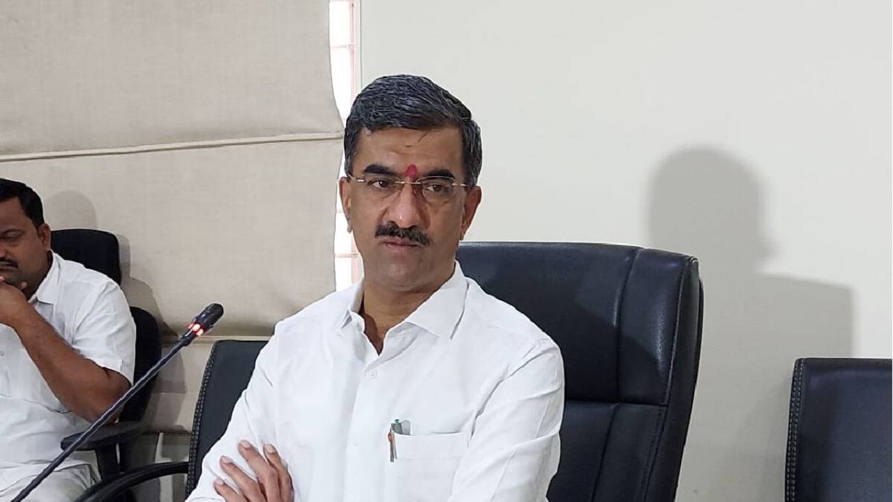 ‘मी तर अजितदादांच्या स्वागतासाठी बुके घेतला होता’; राजकीय अतिक्रमणाच्या चर्चांना देसाईंचा फुलस्टॉप! Shambhuraj Desai