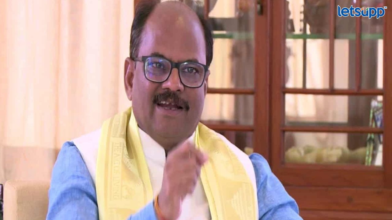 सावरकरांचा अपमान करणाऱ्यांसाठी उद्धव ठाकरे लाल गालिचा अंथरत आहेत; अनिल बोंडेंची टीका Untitled Design 2023 04 14T204808.187