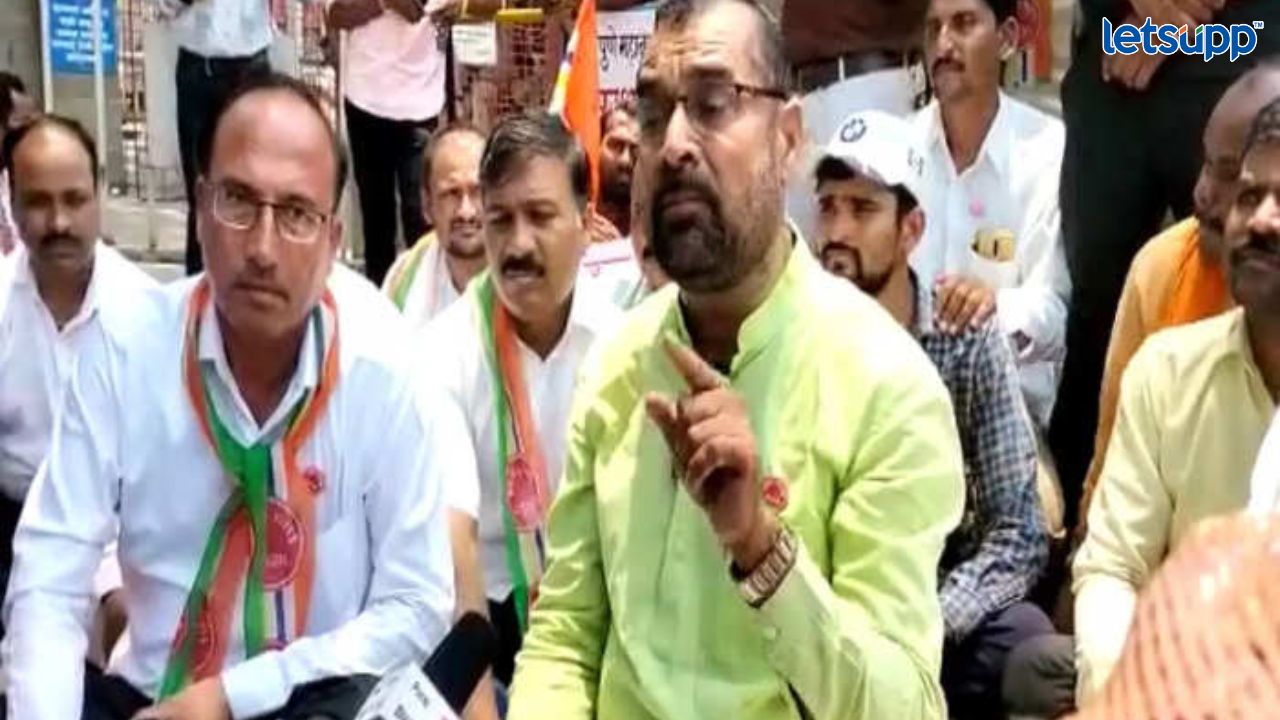 महानगरपालिकेच्या अधिकाऱ्याला सदाभाऊ खोत यांनी नमवले; शेतकऱ्याचा जप्त केलेला टेम्पो सोडवला Untitled Design 2023 04 17T201635.218