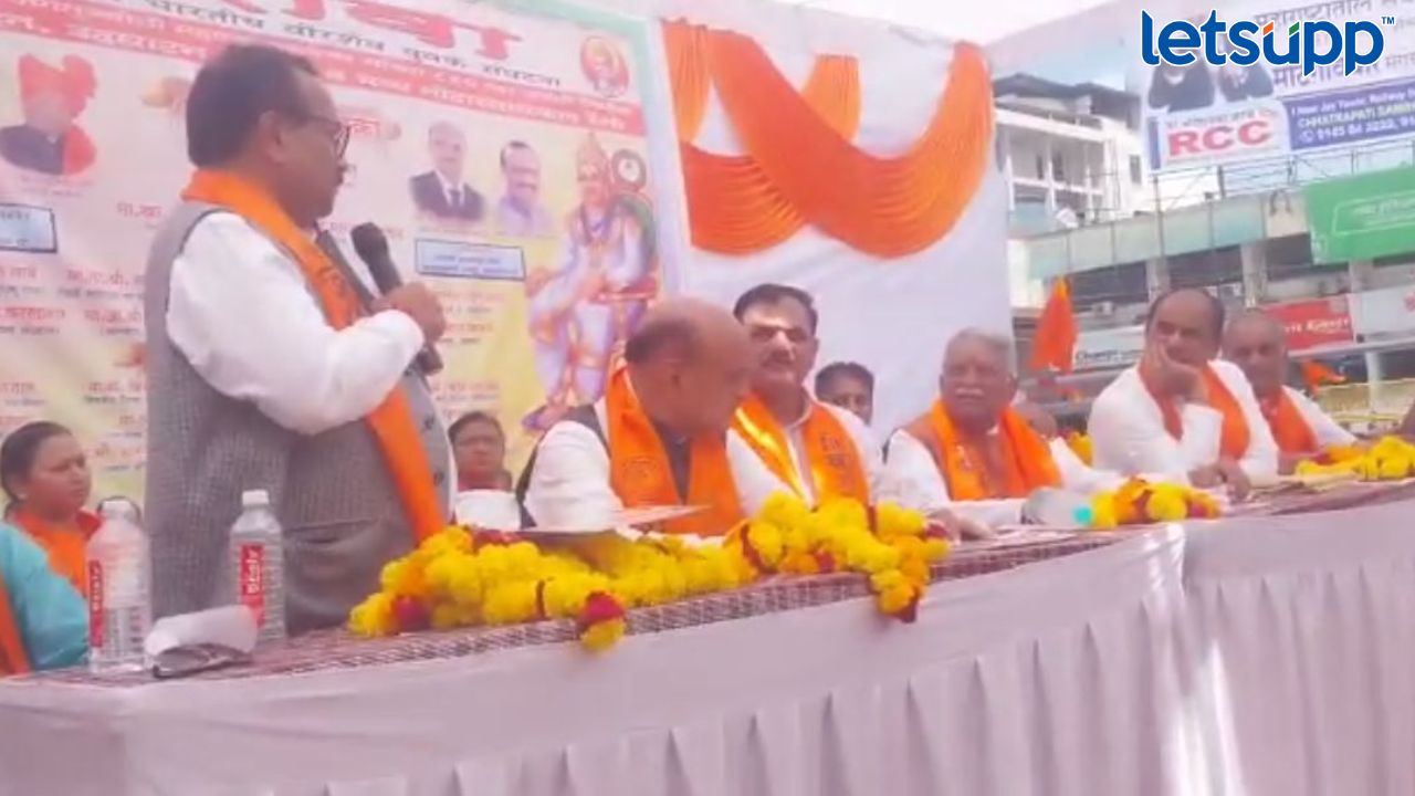 बॅनरवर शिंदे-फडणवीसांचे फोटो नसल्यानं ठाकरे गट आणि भाजप यांच्यात शाब्दिक वाद Untitled Design 2023 04 22T225547.382