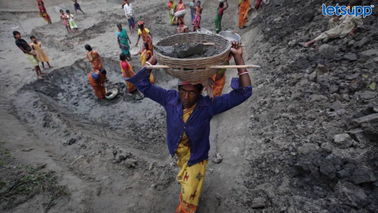 शेतकऱ्यांच्या पाठोपाठ आता असंघटीत कामगारांच्या आत्महत्येतही वाढ, महाराष्ट्रात 5270 जणांनी घेतला फास Untitled Design   2023 04 24T122627.067