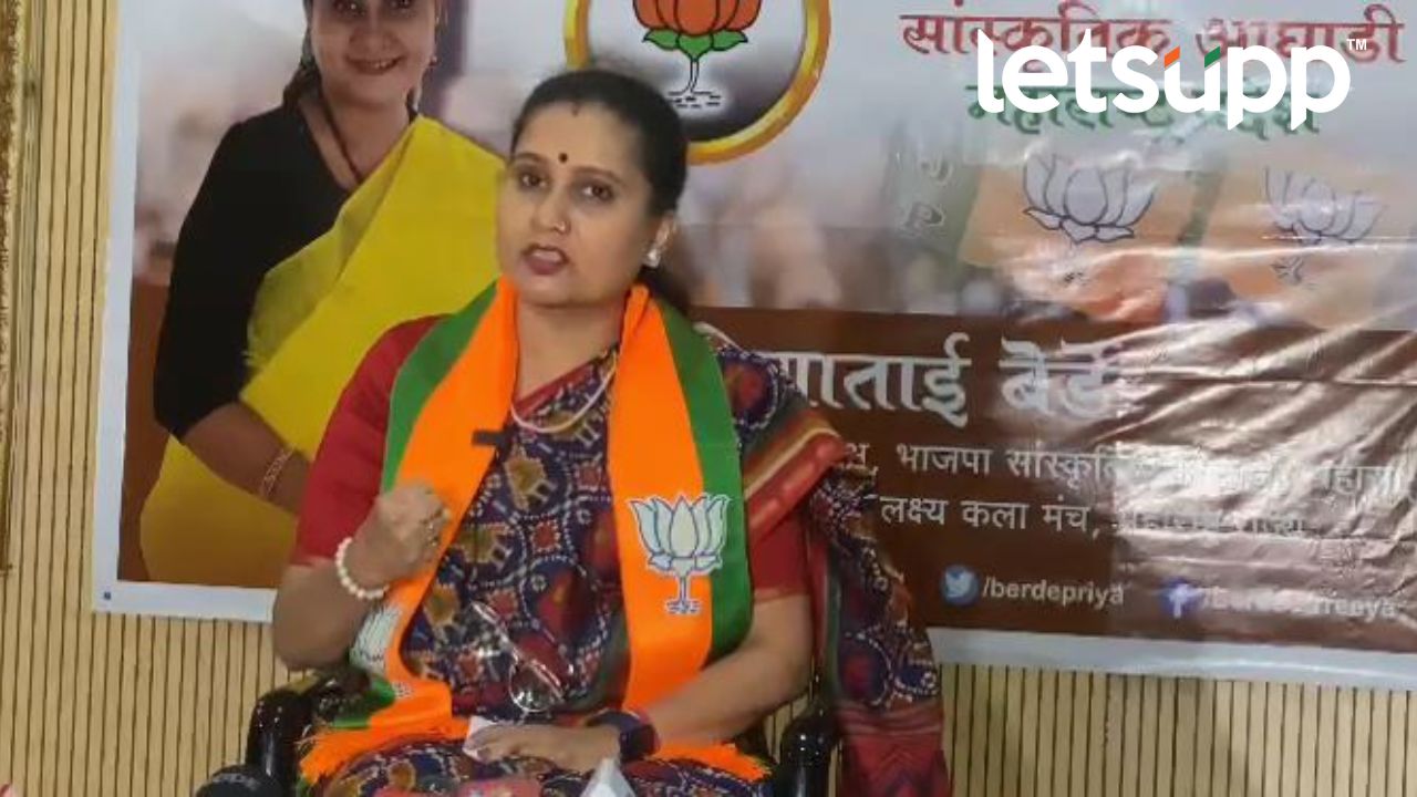 कलावंतांची परिस्थिती सांगता सांगता प्रिया बेर्डे पत्रकार परिषदेतच रडल्या Untitled Design (32)