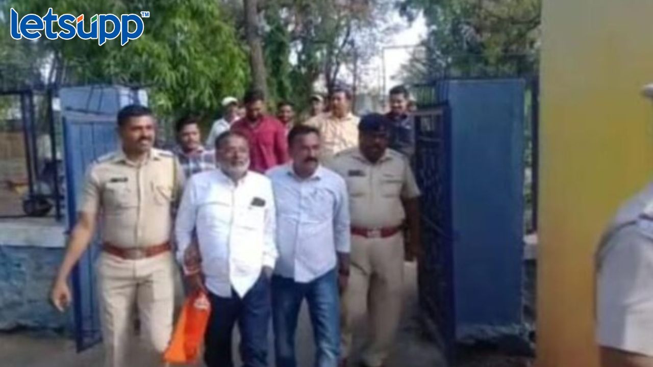 फडणवीसांना काळे झेंडे दाखवण्याचा इशारा, ठाकरे गटाच्या कार्यकर्त्यांना अटक Untitled Design (9)