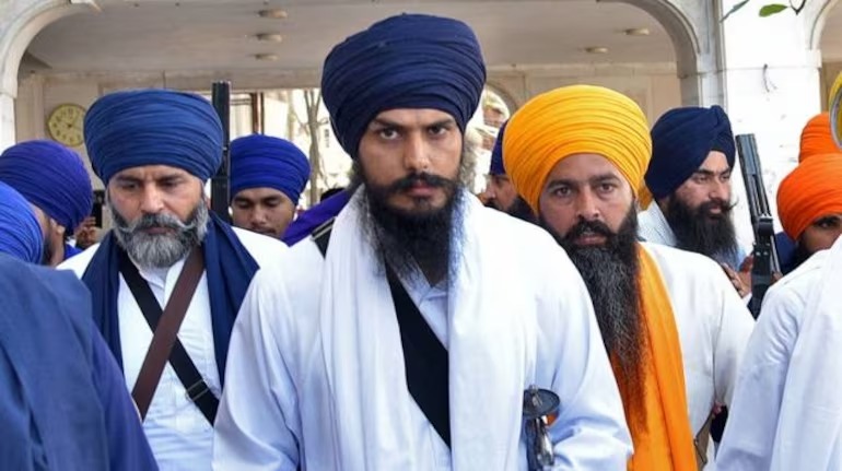 अमृतपाल सिंग दिब्रुगड सेंट्रल जेलमध्ये रवाना, ब्लॅक कॅट कमांडो-सीआरपीएफच्या हाती सुरक्षा… WhatsApp Image 2023 04 23 At 4.03.41 PM