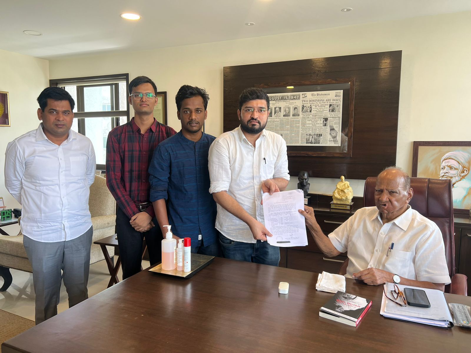 निवासी डॉक्टरांची व्यथा शरद पवारांच्या दारी… पवारांचा एका फोन आणि विषय संपला WhatsApp Image 2023 04 26 At 7.25.27 PM