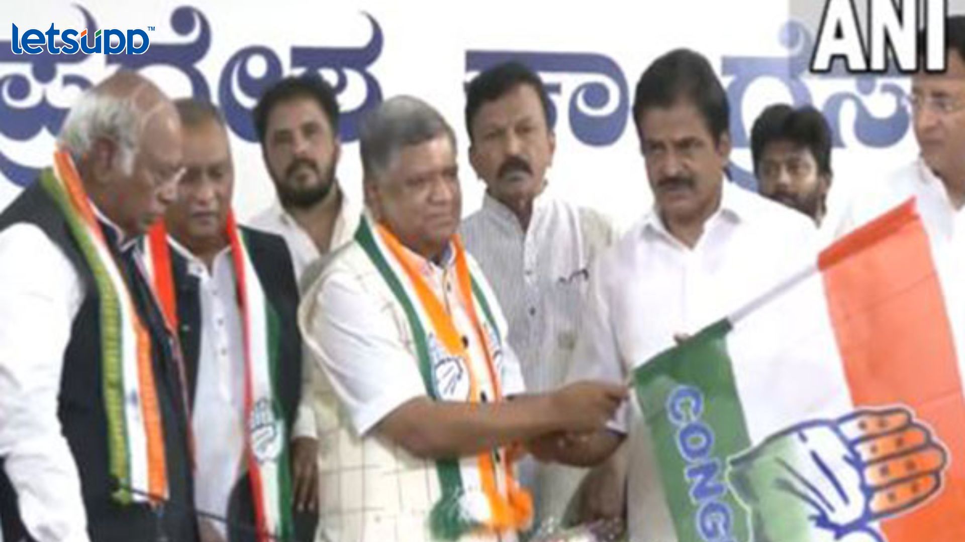 Karnataka Election : राजकीय गणितं बदलणार?; माजी मुख्यमंत्री जगदीश शेट्टर काँग्रेसमध्ये दाखल