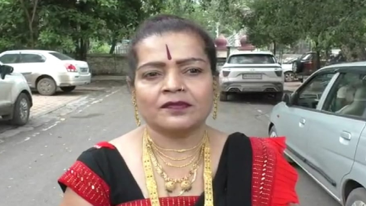 लोकप्रतिनिधीच्या पीएला अटक करा, स्मिता आष्टेकर कडाडल्या Nagar 1
