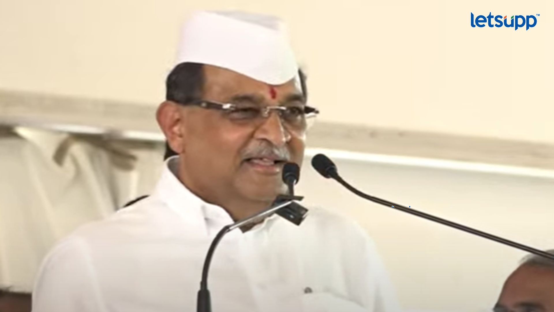 ‘जो शिर्डीच्या सहवासात आला त्याचं भलं झालं’; विखे पाटलांची शिंदे-फडणवीसांसमोर टोलेबाजी Letsupp Image (1)