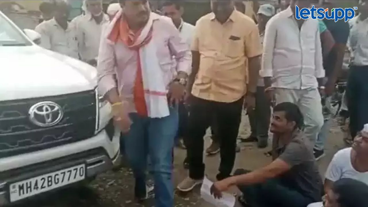 Viral Video : निवेदन द्यायला आलेल्या शेतकऱ्यांकडे रोहित पवारांचं दुर्लक्ष? व्हिडिओ व्हायरल ROHIT PAWAR