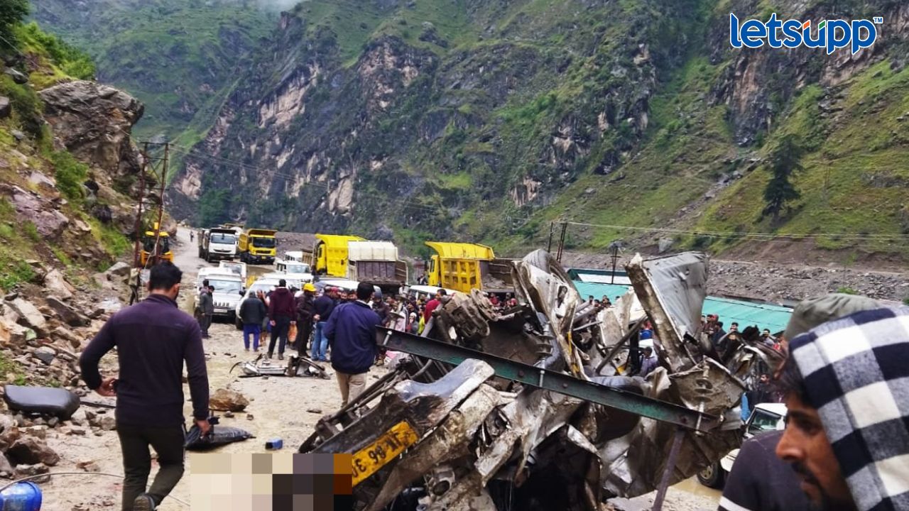 Accident : क्रुझरचा भीषण अपघात, 7 जणांचा मृत्यू,1 गंभीर जखमी Untitled Design (27)