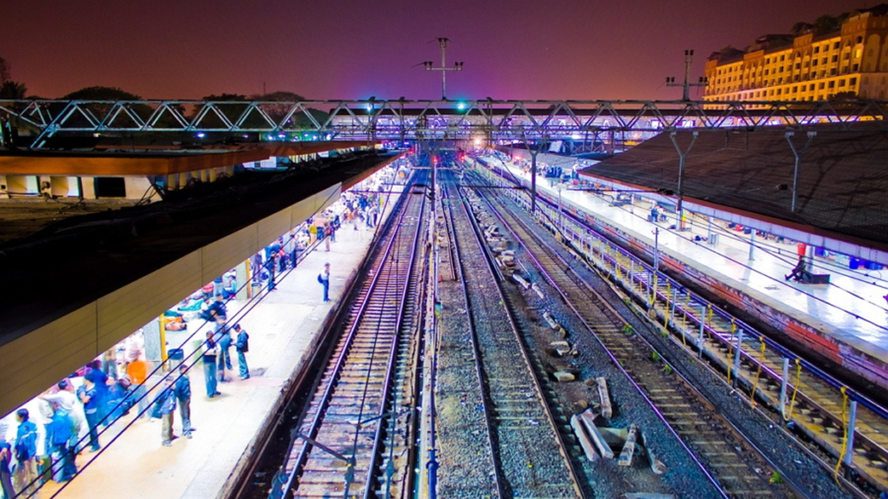 Pune Railway Station : पुण्यातून रेल्वेने प्रवास करताय? 100 दिवस सहन करावा लागणार त्रास Untitled Design