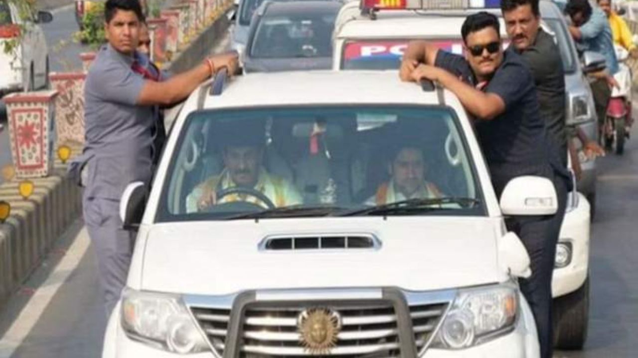 खासदार ड्रायव्हर, मंत्री गाडीत तरीही बागेश्वर बाबाला दणका बसलाच; पोलिसांची कारवाई Bageshwar Baba