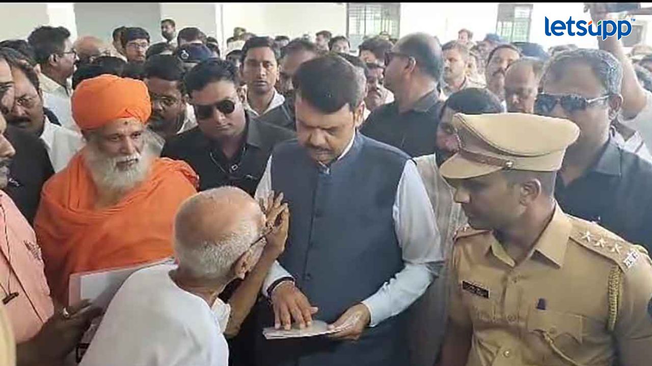 96 वर्षांच्या वृद्धाची निवेदनासाठी धडपड; फडणवीसांशी बोलता बोलताच आली भोवळं अन्… Devendra Fadnavis Old Man