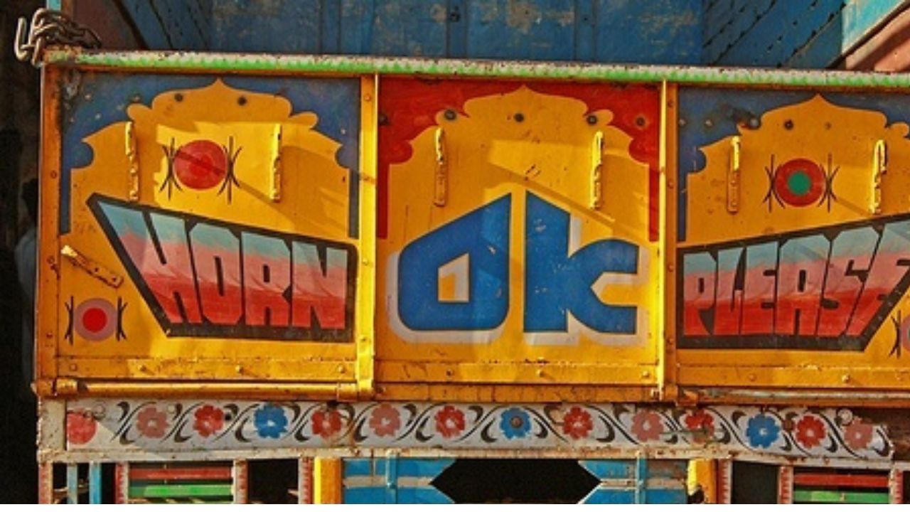 ट्रकच्या मागं वाचलं असेलच ‘Horn OK Please’ ; काय आहे त्याचा अर्थ ?, जाणून घ्या.. Horn