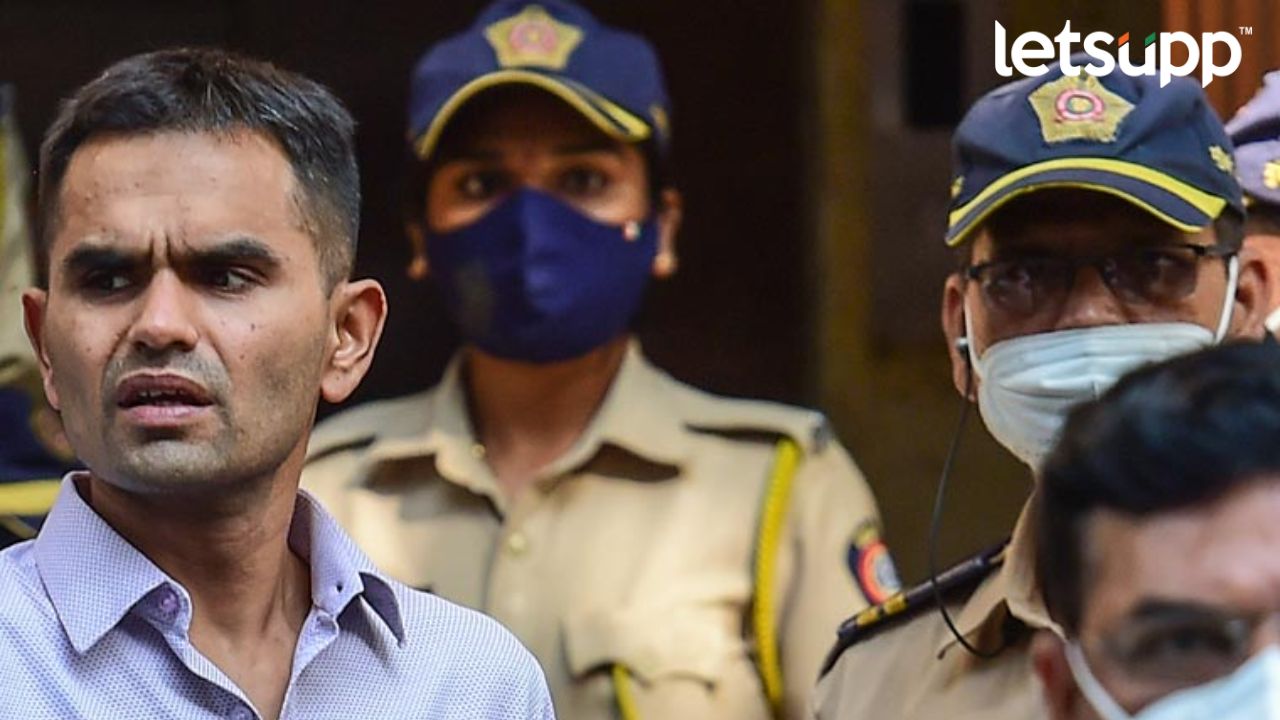 Sameer Wankhede : आर्यन खान प्रकरणात नवा ट्विस्ट; वानखेडे-शाहरूखमधील चॅटिंग उघड Sameer Wankhede : वानखेडेंचा पाय आणखी खोलात; 'ईडी'कडून मनी लाँड्रिंगप्रकरणी गुन्हा दाखल