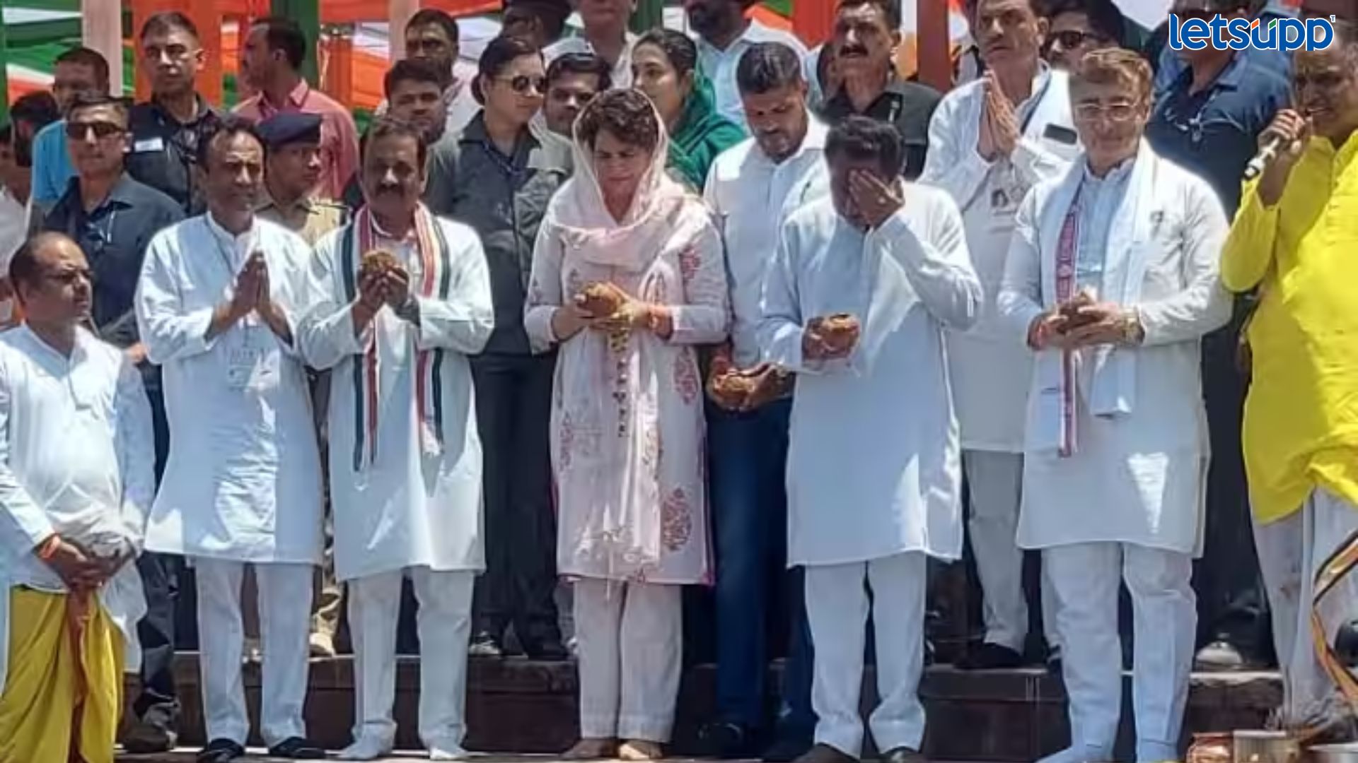 Priyanka Gandhi : नर्मदा पूजा अन् शंखनाद… काँग्रेसने भाजपस्टाईल फोडला प्रचाराचा नारळ! Congress