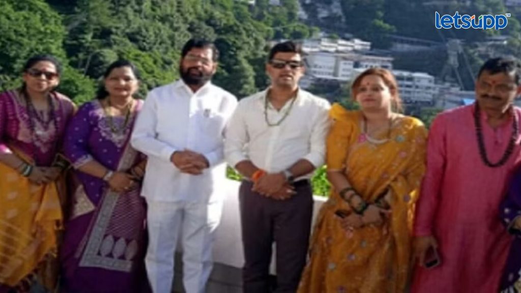 jammu-kashmir-maharashtra-cm-shinde-reached-maa-vaishno-darbar-with-family-shrine-board-presented-chunri