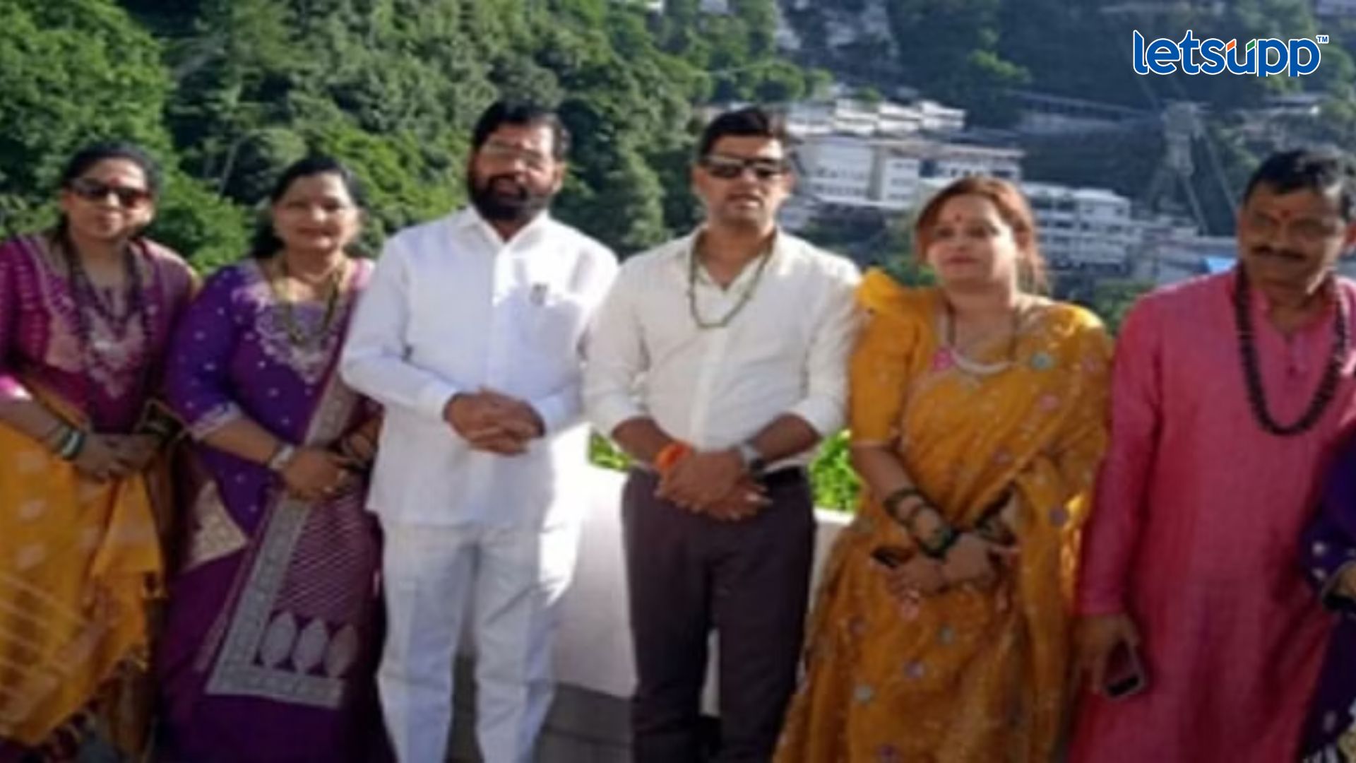 CM शिंदेंचा DND मोड अॅक्टिव्ह; काश्मीरमध्ये सहकुटुंब 3 दिवसांच्या सु्ट्टीवर jammu-kashmir-maharashtra-cm-shinde-reached-maa-vaishno-darbar-with-family-shrine-board-presented-chunri