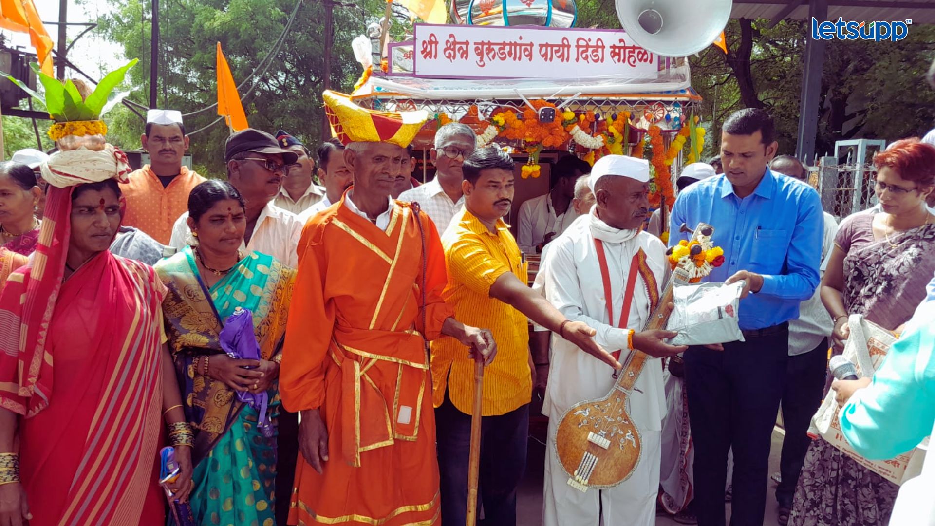Ahmednagar News : बुरुडगावमधून दिंडीचे मोठ्या उत्साहात प्रस्थान; ‘आय लव्ह नगर’ तर्फे रेनकोटचे वाटप Ahmednagar News