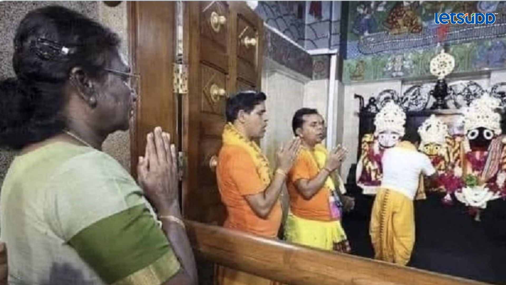 देशाच्या राष्ट्रपतींना जगन्नाथ मंदिरात प्रवेश नाकारला? द्रौपदी मुर्मूंचा दर्शन घेतानाचा फोटो व्हायरल Letsupp Image   2023 06 26T161254.781