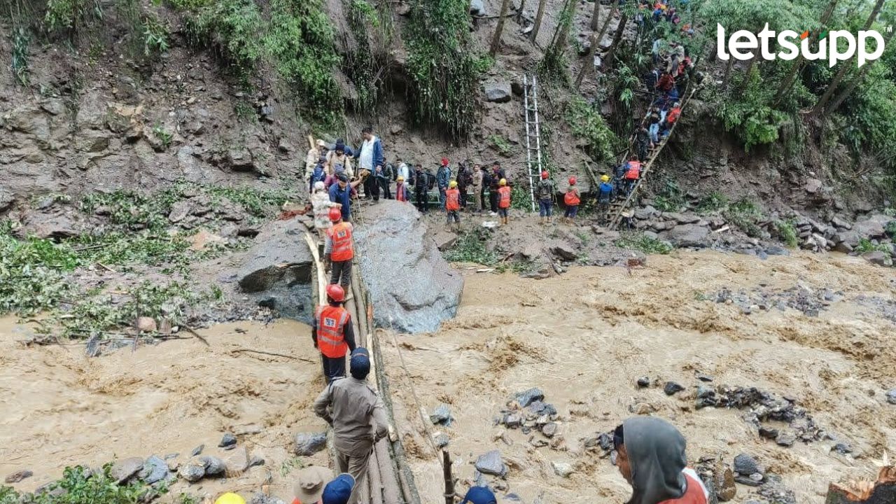 Sikkim Landslide : सिक्कीममध्ये मुसळधार पावसामुळे भूस्खलन; रस्ता वाहून गेला, लष्कराने 3500 पर्यटकांना वाचवलं… Sikkim Landslide