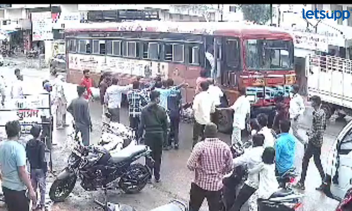 धक्कादायक! चालकाला चालत्या बसमध्ये आला अटॅक; समोरून येणाऱ्या बसचीही धडक Untitled Design
