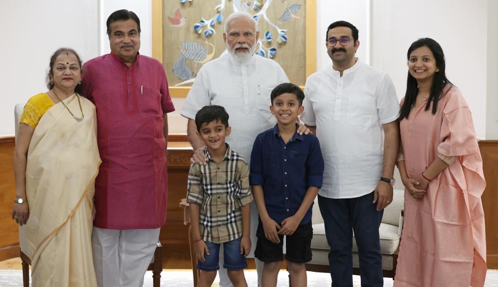 Nitin Gadkari : तब्बल नऊ वर्षांत पहिल्यांदाच गडकरी सहकुटुंब PM मोदींच्या भेटीला Gadkari family meets Modi