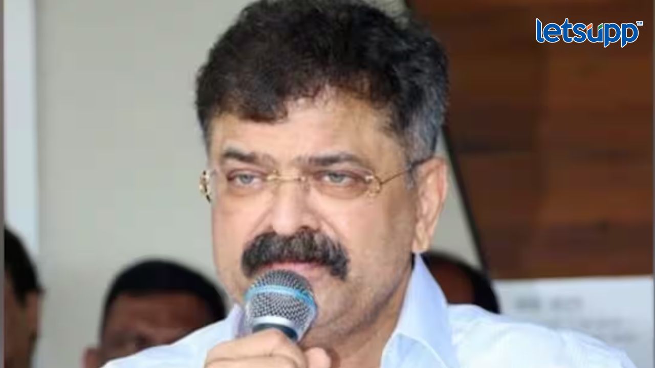 Jitendra Awhad ‘….तर एखाद्या जंगलामध्ये वणवा पेटावा तसा महाराष्ट्र पेटेल’ : आव्हाडांचा गंभीर इशारा Jitendra Awhad : 'शरद पवार गटाला नवा ज्योतिषी मिळाला'; आव्हाडांच्या वक्तव्यावर सामंतांचा खोचक टोला