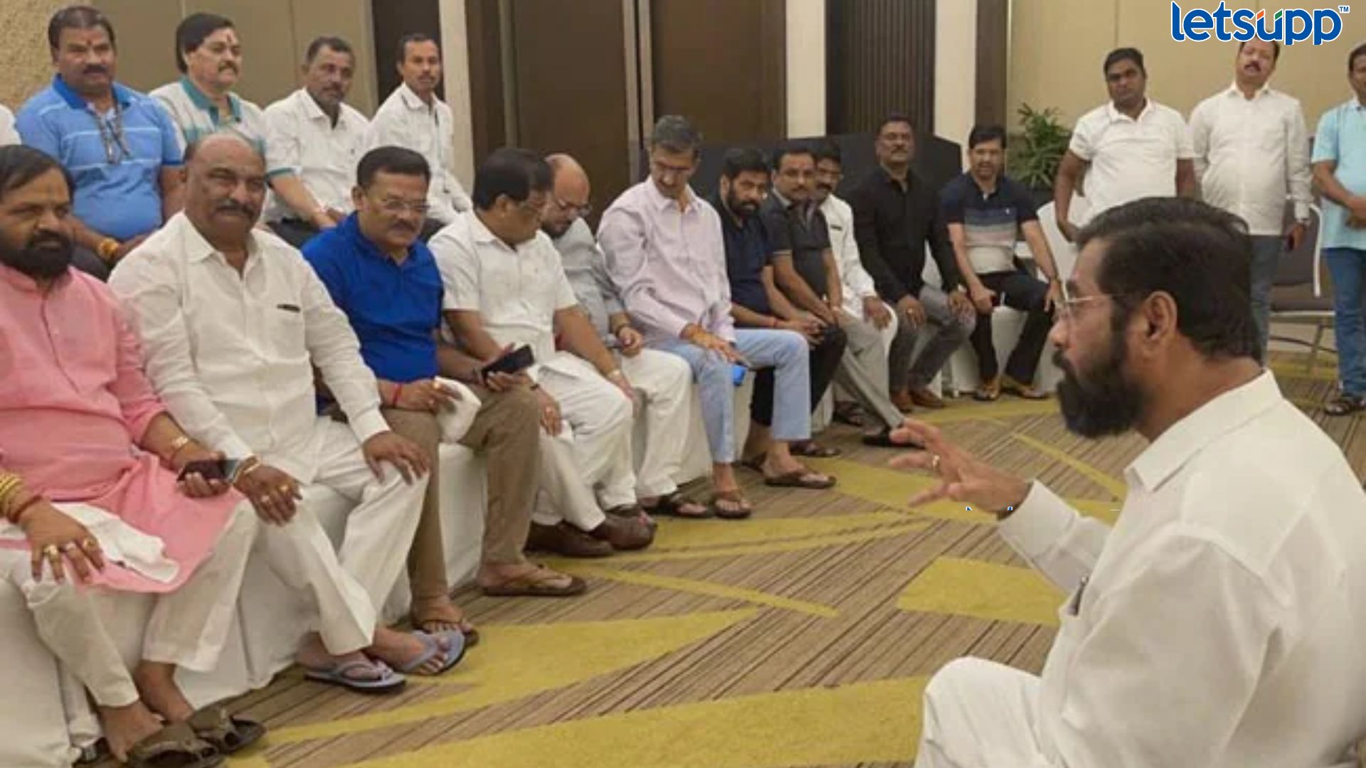 “आम्हाला बोलायचं आहे” : शिंदेंच्या शिवसेनेची तातडीची बैठक; मुख्यमंत्र्यांवर दबाव वाढला