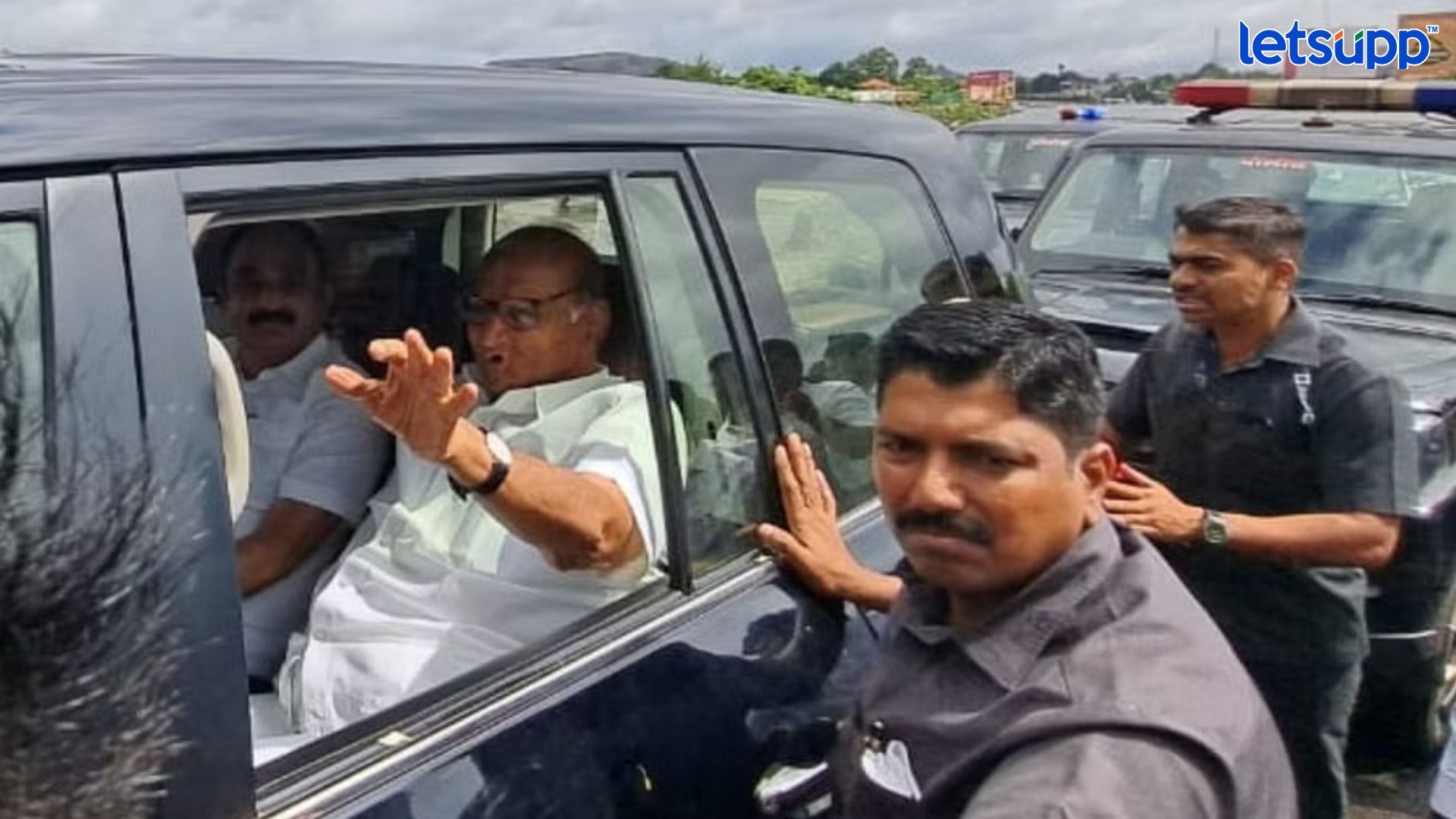 अजितदादांना पहिला धक्का : शरद पवारांनी मकरंद पाटलांना बसवलं गाडीत Makarand Patil With Sharad Pawar