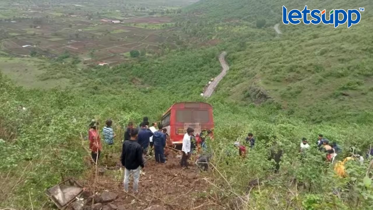 सप्तशृंगी गड घाटात भीषण अपघात; बस थेट 400 फूट दरीत कोसळली Nashik Accident News