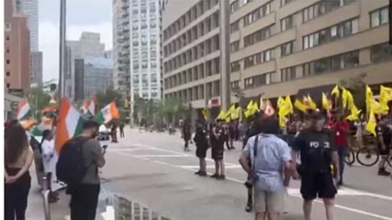 Canada: भारतीय दूतावासासमोर जमले खलिस्तानी समर्थक, भारतीयांनी तिरंगा फडकावून दिले चोख प्रत्युत्तर Untitled Design (3)