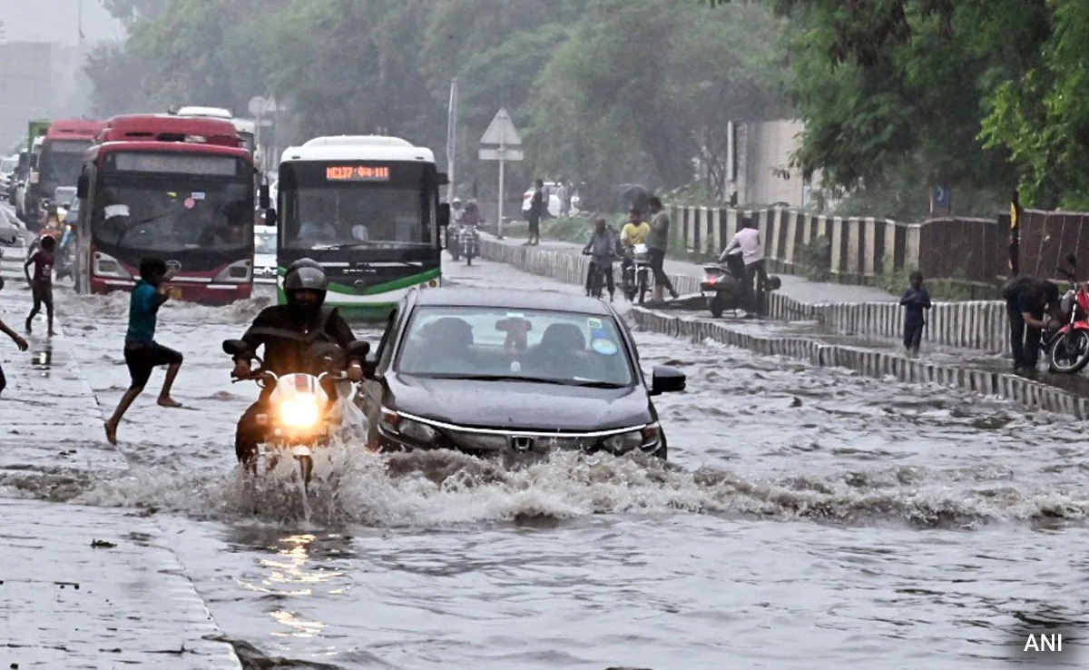 Weather Update : यमुना नदी धोक्याच्या पातळीवर, पुराचे पाणी थेट मुख्यमंत्री केजरीवालांच्या घरापर्यंत WhatsApp Image 2023 07 13 At 10.03.10 AM