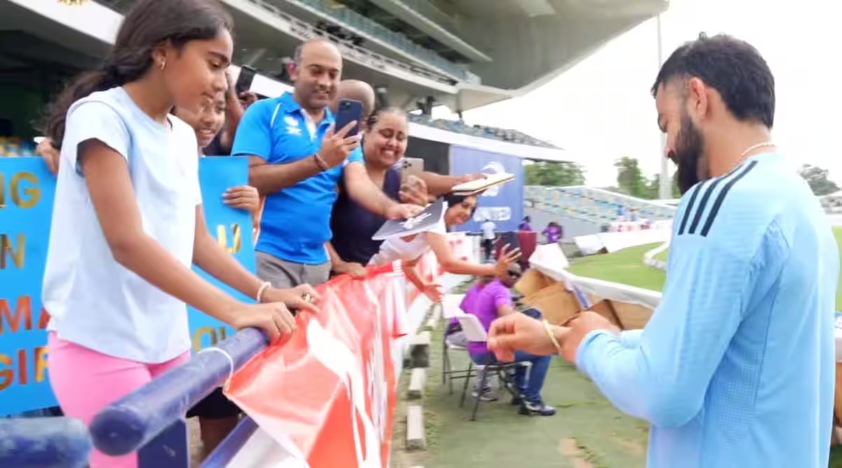 Video : बार्बाडोसमध्ये चाहत्याने विराट कोहलीला दिले ब्रेसलेट भेट, व्हिडिओ झाला व्हायरल WhatsApp Image 2023 07 30 At 8.28.06 PM